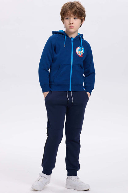 Polerón azul con capucha y detalles en azul celeste, presenta un estampado de Sonic en la parte izquierda, ideal para fans de videojuegos.