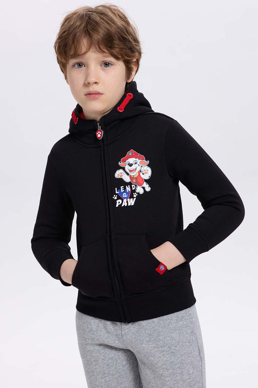 Polerón negro con capucha de Paw Patrol, presenta un estampado de Marshall en el pecho con la frase 'LEND a PAW', ideal para pequeños aventureros.