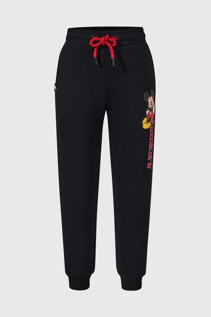 Pantalón buzo negro con detalles de Mickey Mouse en colorido estampado a un lado y cordones rojos, ideal para los fans de Disney.