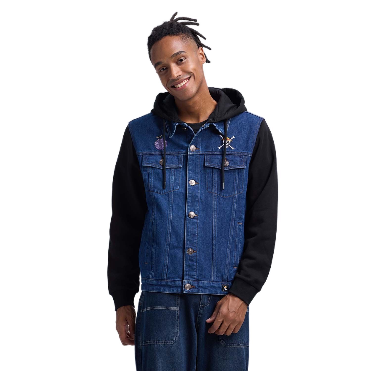 Chaqueta de mezclilla azul con capucha negra, presenta bordados de calavera y uva, evocando la aventura de One Piece y el espíritu pirata.