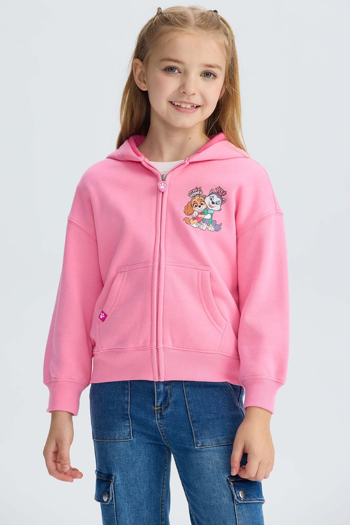 Polerón rosado con capucha y cierre, presenta ilustración de Skye y Everest de Paw Patrol, en estilo cartoon, ubicados en el pecho, ideal para fans.