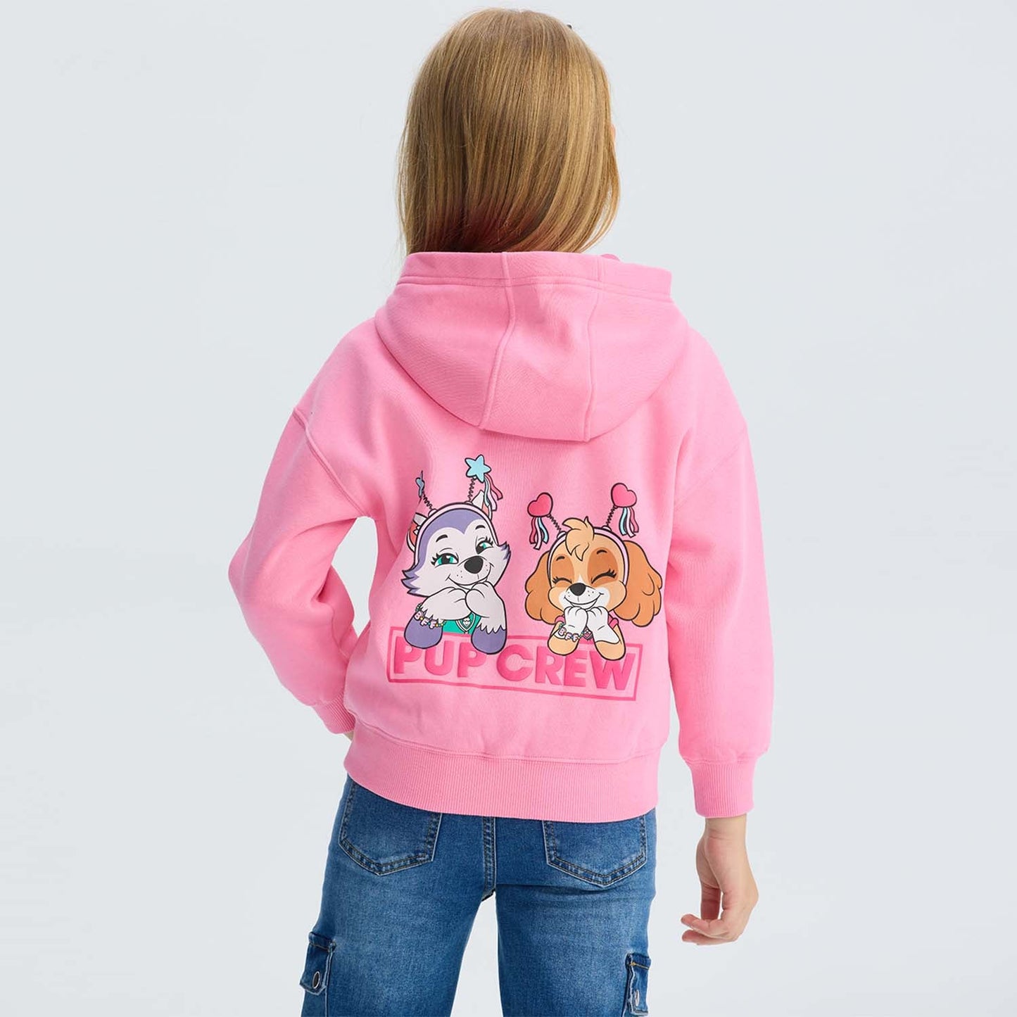 Polerón rosado con capucha y cierre, presenta ilustración de Skye y Everest de Paw Patrol, en estilo cartoon, ubicados en el pecho, ideal para fans.
