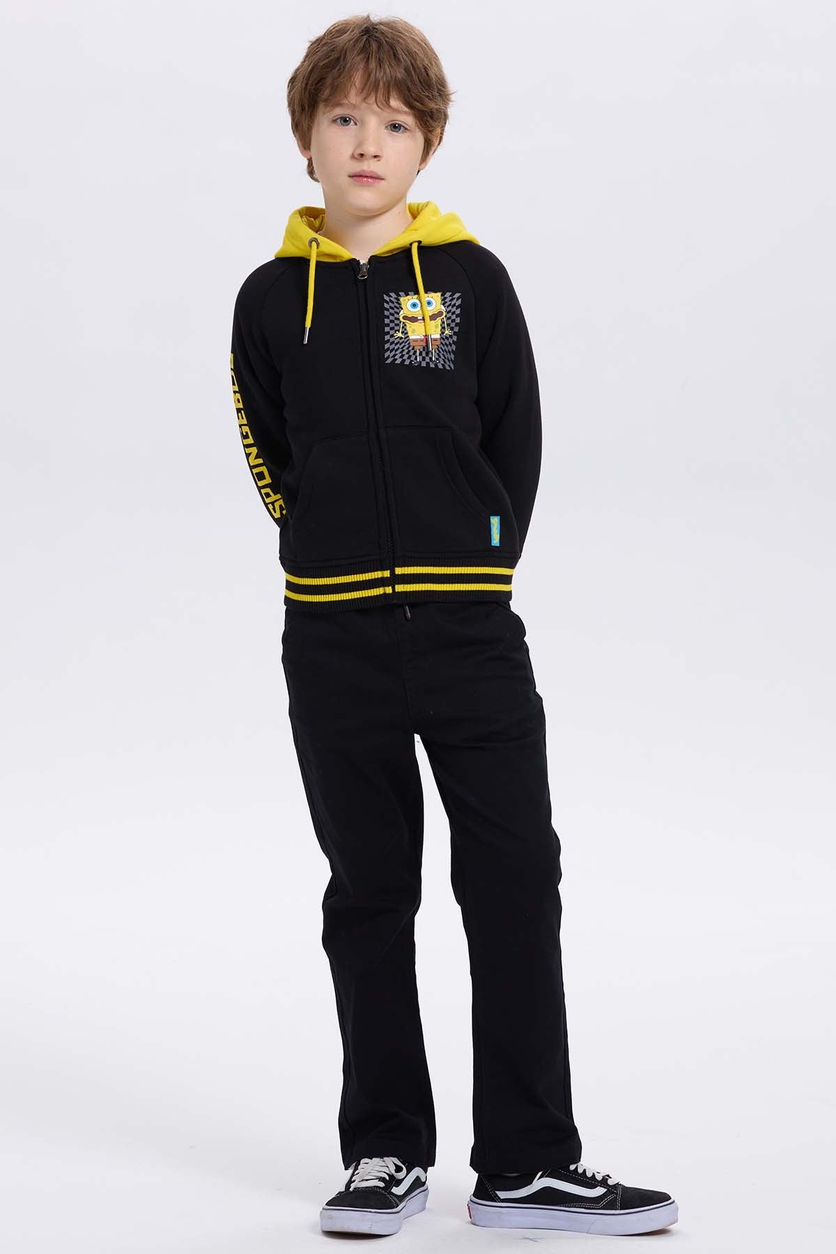 Polerón negro con capucha amarilla, presenta un diseño de Bob Esponja en el pecho y la palabra 'SpongeBob' en la manga, ideal para fans de Nickelodeon.