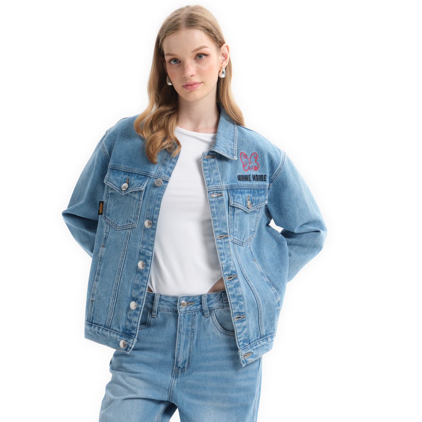 Chaqueta de denim azul con bordado en rojo de Minnie Mouse en el pecho, un diseño clásico que celebra la icónica figura de Disney.