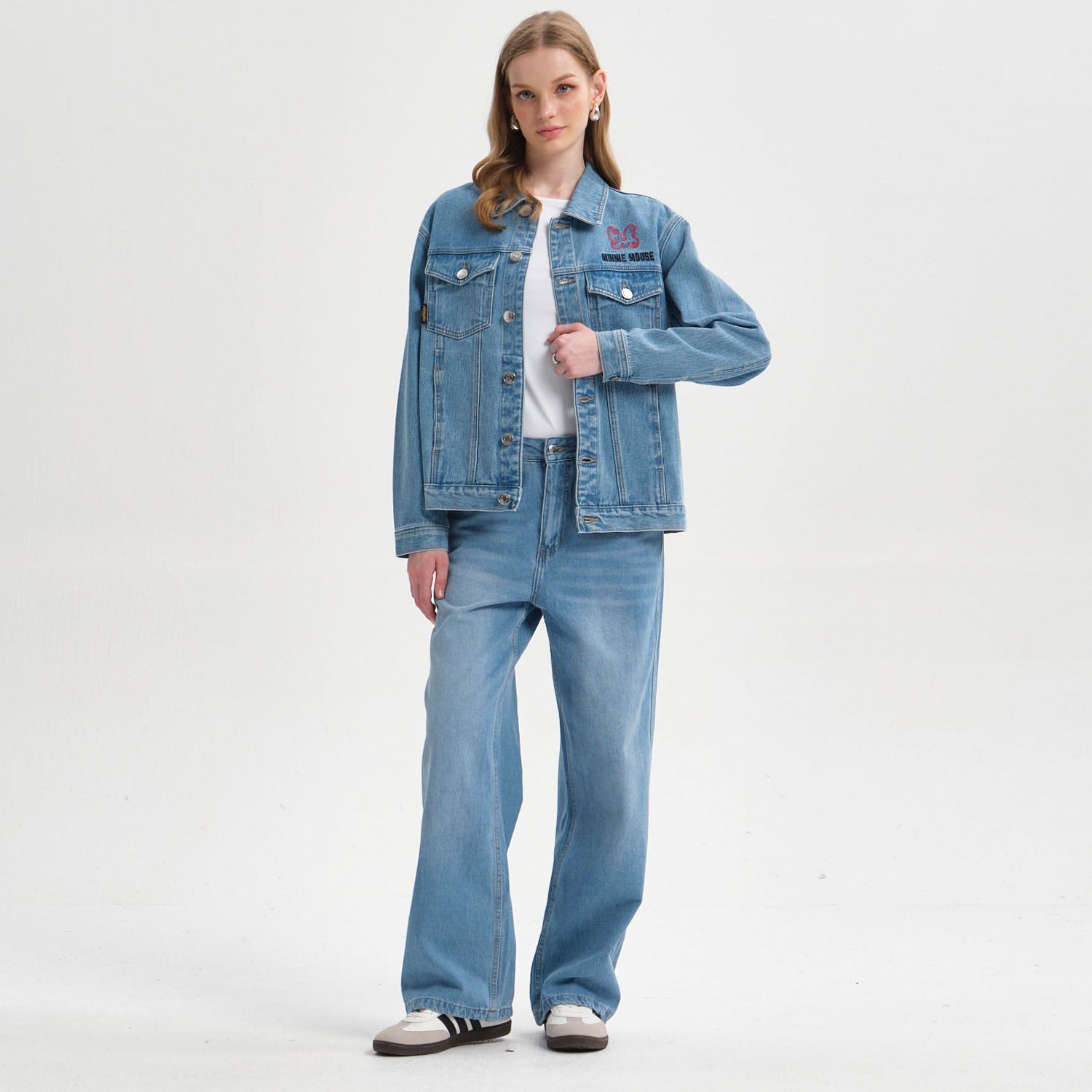 Chaqueta de denim azul con bordado en rojo de Minnie Mouse en el pecho, un diseño clásico que celebra la icónica figura de Disney.