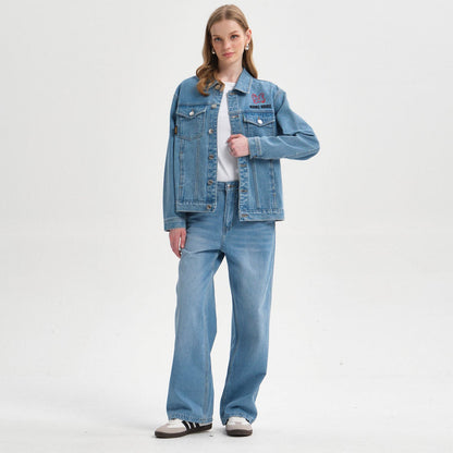 Chaqueta de denim azul con bordado en rojo de Minnie Mouse en el pecho, un diseño clásico que celebra la icónica figura de Disney.