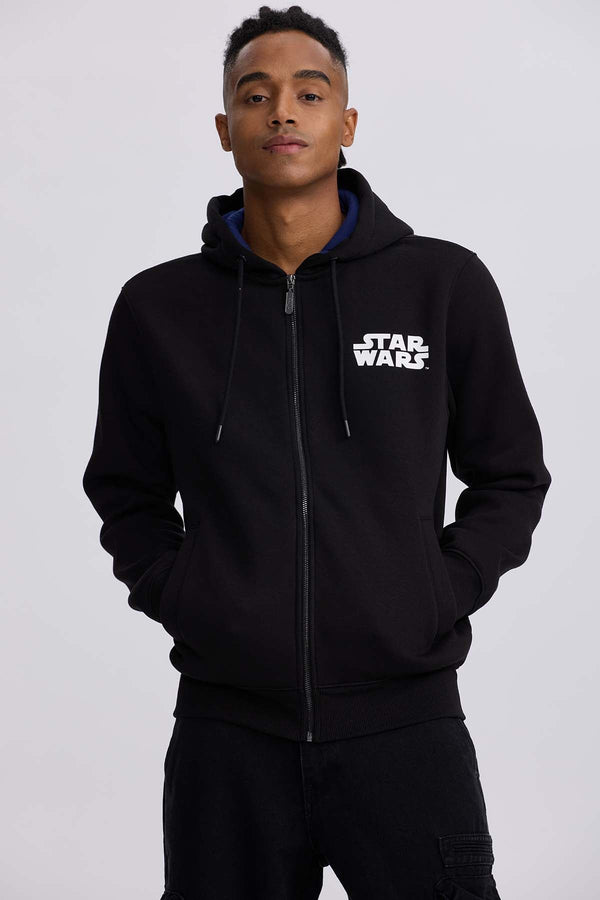 Polerón negro de Star Wars con capucha, presenta el logo blanco de la saga en el pecho, ideal para los fans de Luke Skywalker y su legado.