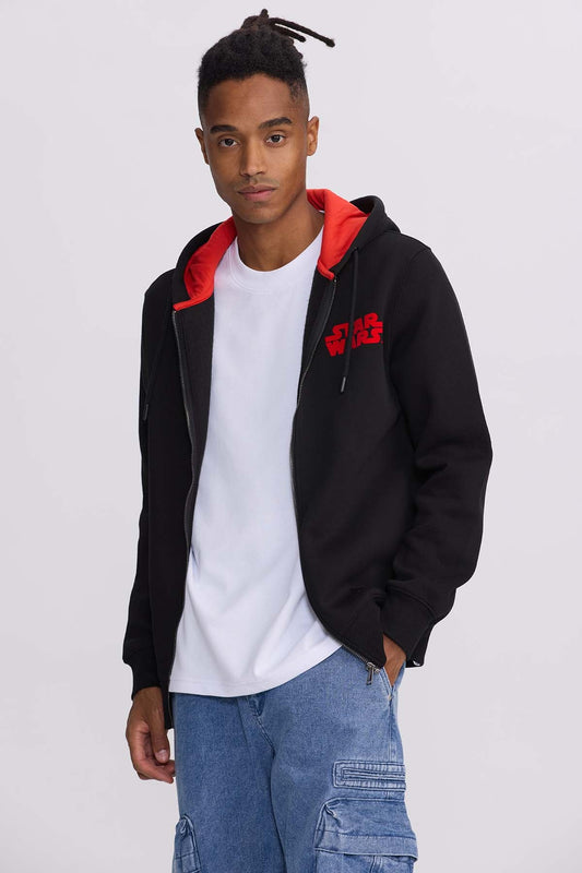 Polerón negro con capucha de Star Wars, presenta un logo rojo del Imperio Galáctico en el pecho, ideal para fans de la saga que buscan estilo y comodidad.