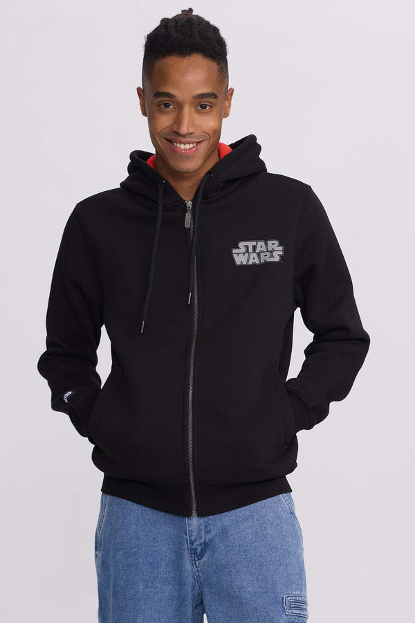 Polerón negro con capucha de Star Wars, presenta un logo gris de Star Wars en el pecho, ideal para los fans de Darth Vader.