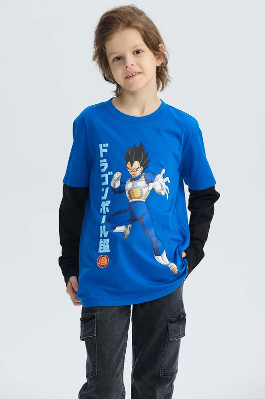 Polera azul de Dragon Ball con Vegeta en acción, ilustración vibrante y detalles en japonés, perfecta para fans del anime.