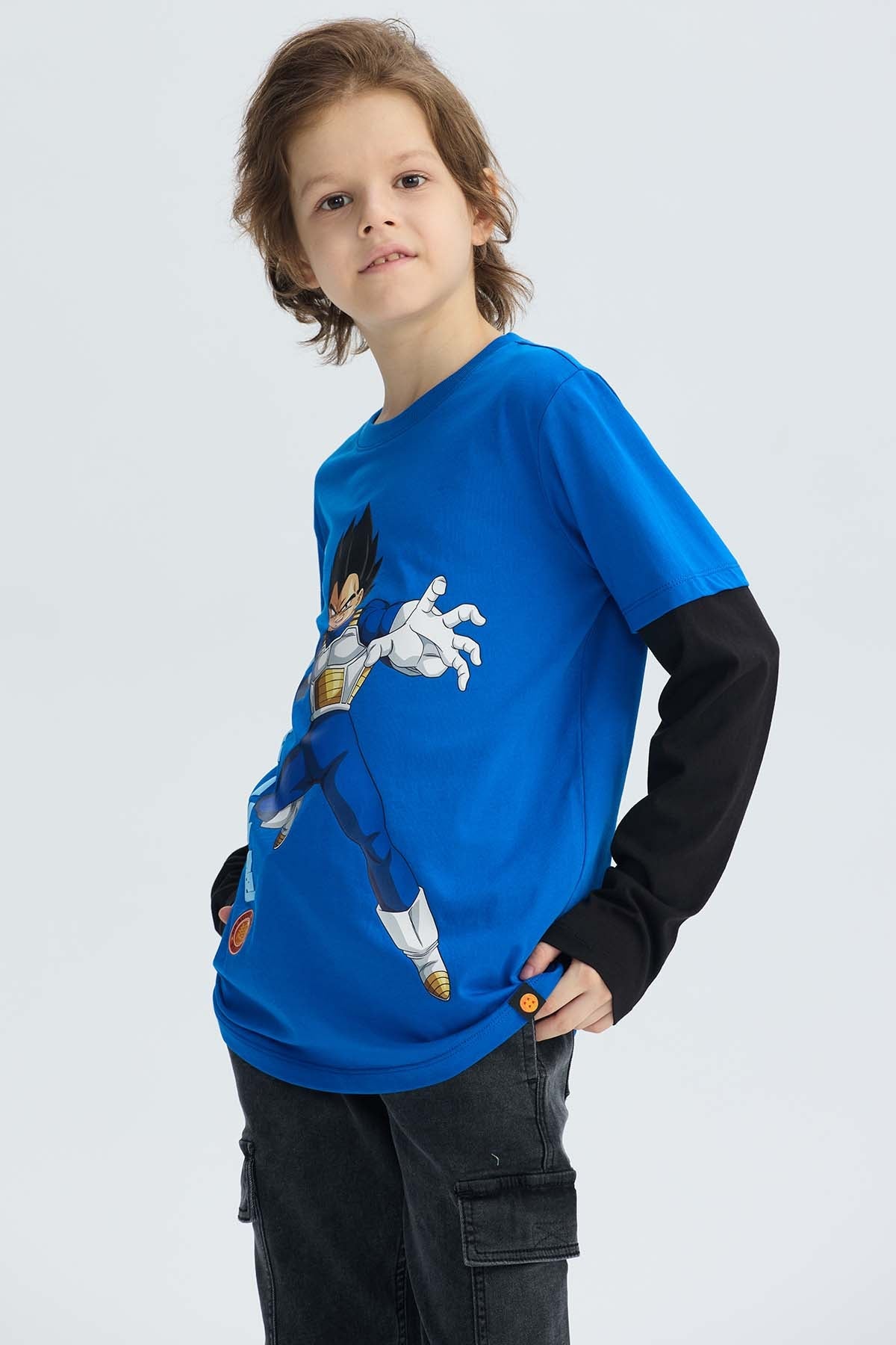 Polera azul de Dragon Ball con Vegeta en acción, ilustración vibrante y detalles en japonés, perfecta para fans del anime.