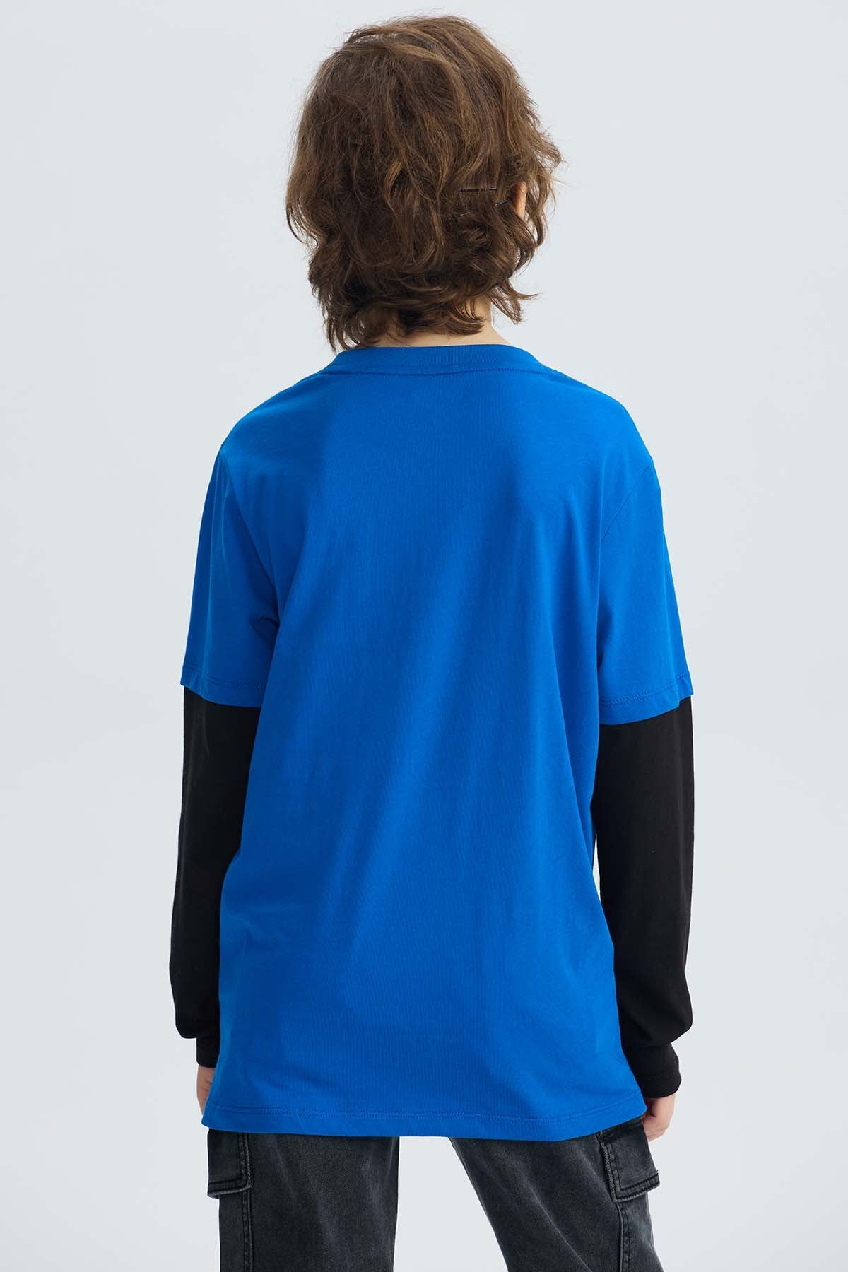 Polera azul de Dragon Ball con Vegeta en acción, ilustración vibrante y detalles en japonés, perfecta para fans del anime.