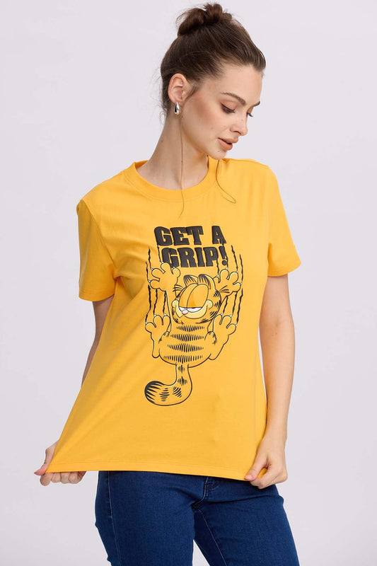 Polera naranja de Garfield con un diseño en negro que muestra al gato levantando las patas y el texto 'GET A GRIP!' en un estilo cómico, ideal para fans de la tira cómica.
