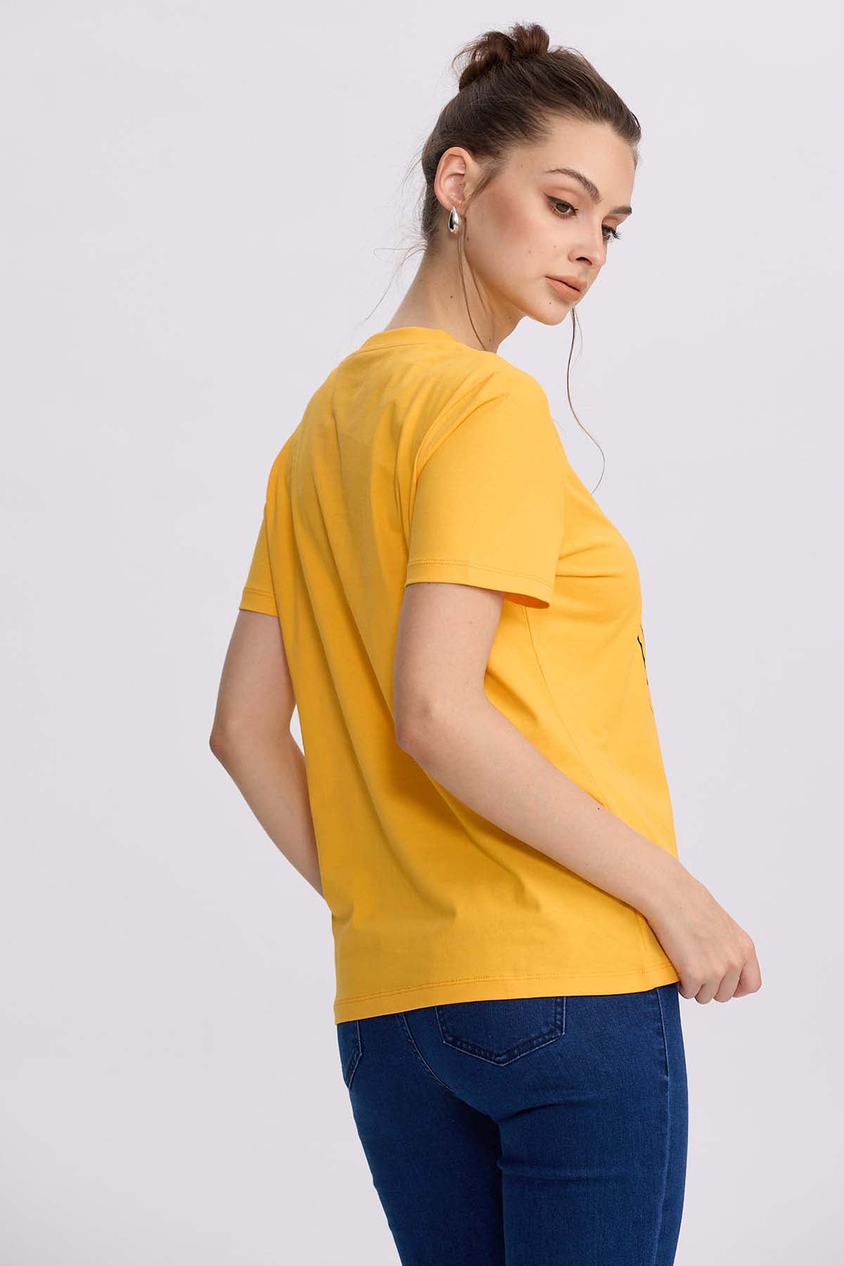 Polera naranja de Garfield con un diseño en negro que muestra al gato levantando las patas y el texto 'GET A GRIP!' en un estilo cómico, ideal para fans de la tira cómica.