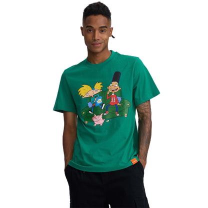 Polera verde de algodón con ilustración de Arnold, Gerald y Helga en un sofá, evocando la nostalgia de 'Hey Arnold' con colores vibrantes y detalles icónicos.