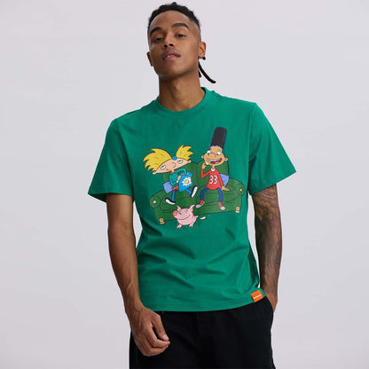 Polera verde de algodón con ilustración de Arnold, Gerald y Helga en un sofá, evocando la nostalgia de 'Hey Arnold' con colores vibrantes y detalles icónicos.