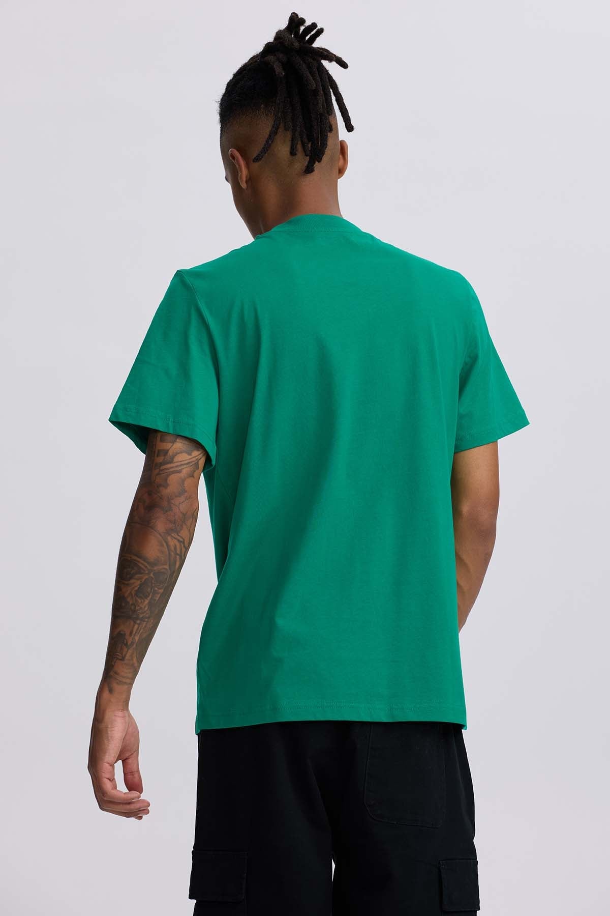 Polera verde de algodón con ilustración de Arnold, Gerald y Helga en un sofá, evocando la nostalgia de 'Hey Arnold' con colores vibrantes y detalles icónicos.