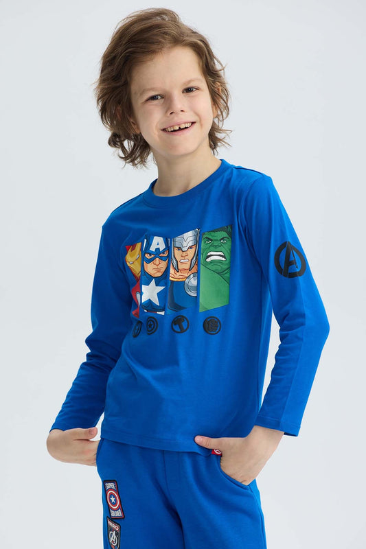 Polera azul oscuro de los Avengers con estampado de los héroes Iron Man, Capitán América, Thor y Hulk en estilo ilustración, ideal para pequeños fans de Marvel.