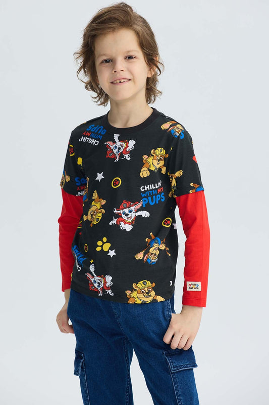 Polera negra de Paw Patrol con estampado colorido de los cachorros en acción y texto divertido, ideal para pequeños fans de la serie.