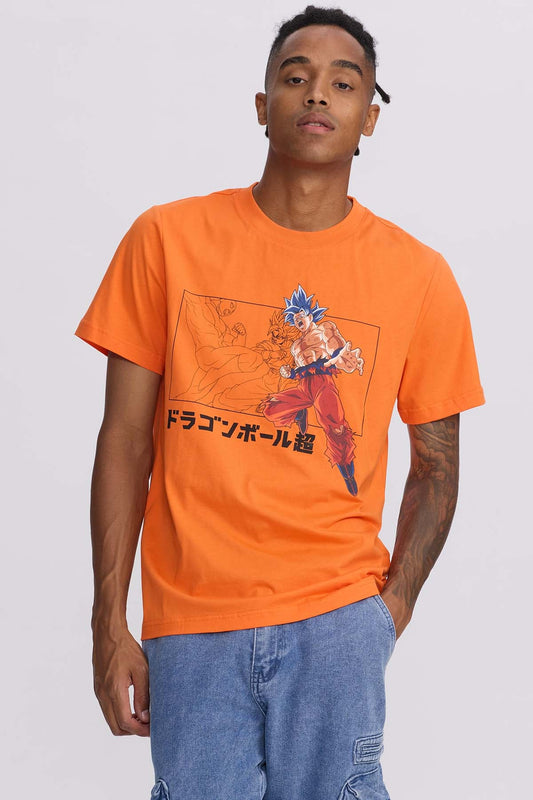Polera naranja de algodón con ilustración de Goku en su forma Super Saiyan Blue, mostrando su energía en acción, con detalles en negro y texto japonés.