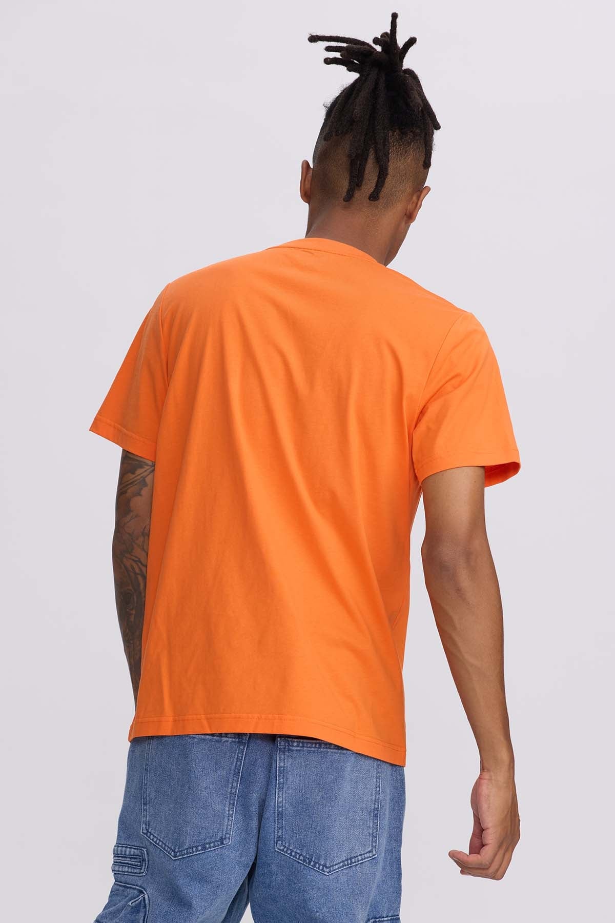 Polera naranja de algodón con ilustración de Goku en su forma Super Saiyan Blue, mostrando su energía en acción, con detalles en negro y texto japonés.