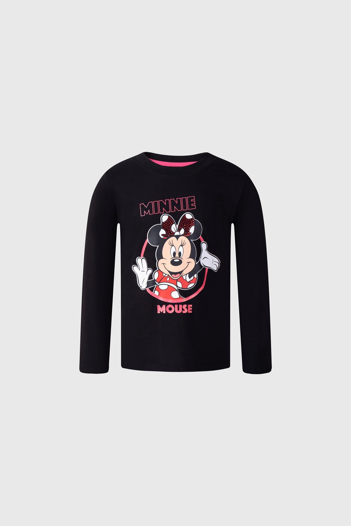 Polera negra de algodón con estampado de Minnie Mouse, mostrando su icónica sonrisa y lazo rojo, destacando su nombre en letras rosas, ideal para fans de Disney.
