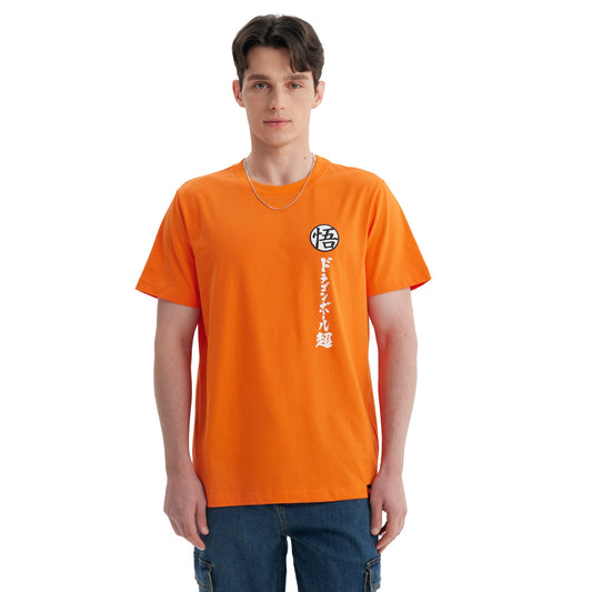 Polera naranja de Dragon Ball con el símbolo de Goku en el pecho y caracteres japoneses en vertical, ideal para fans del anime.