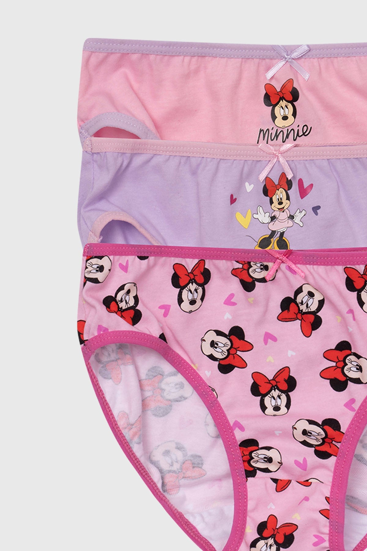 Calzón tripack en tonos lilas y rosas con estampados de Minnie Mouse, incluye ilustraciones de la icónica ratona en poses divertidas, ideal para fans de Disney.