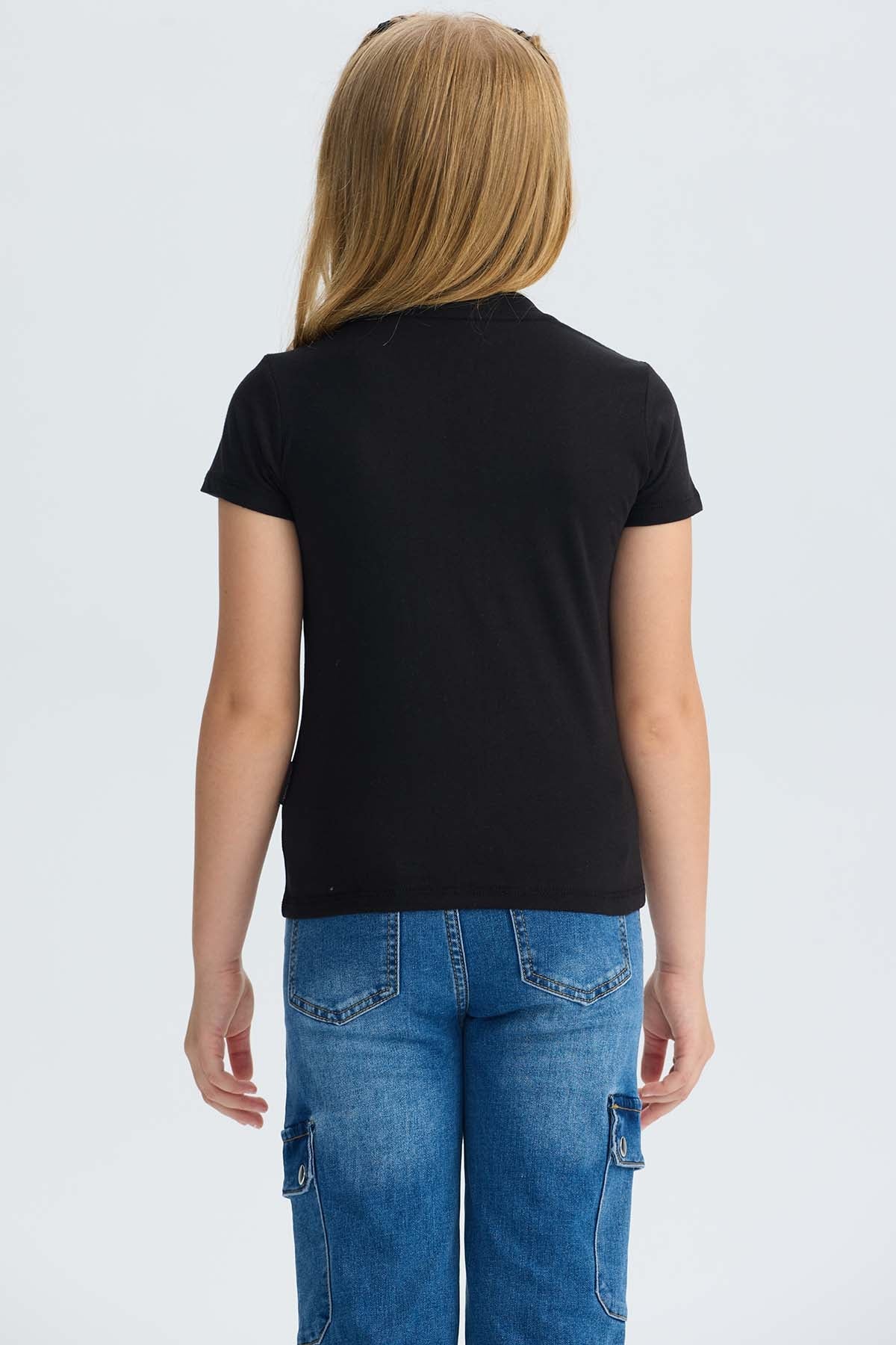 Polera negra de algodón con ilustración de Hello Kitty y su amigo, en estilo colorido y divertido, perfecta para fans de la cultura pop.