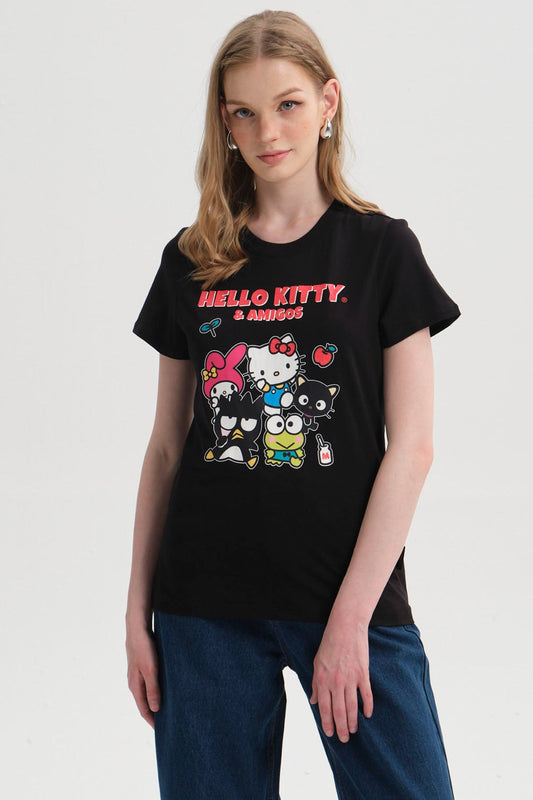 Polera negra de algodón con estampado vibrante de Hello Kitty y sus amigos, mostrando personajes icónicos en una divertida reunión, ideal para fans del universo Sanrio.
