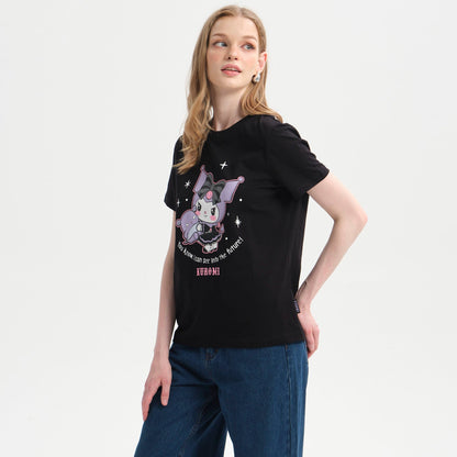 Polera negra de algodón con estampado de Kuromi, personaje de Sanrio, mostrando su icónica pose y el texto 'You know I can see into the future'.