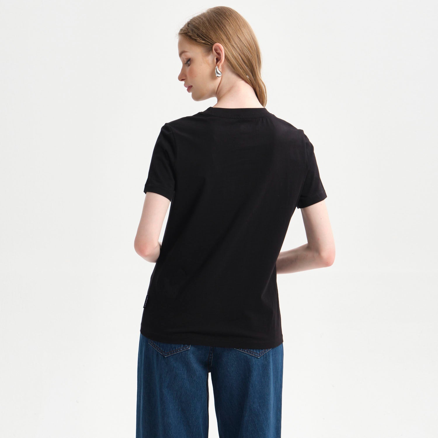 Polera negra de algodón con estampado de Kuromi, personaje de Sanrio, mostrando su icónica pose y el texto 'You know I can see into the future'.