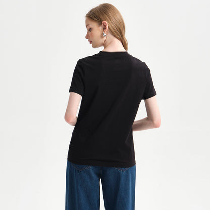 Polera negra de algodón con estampado de Kuromi, personaje de Sanrio, mostrando su icónica pose y el texto 'You know I can see into the future'.