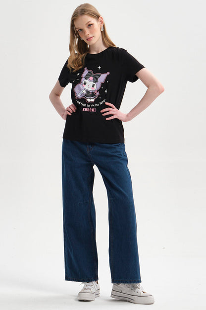Polera negra de algodón con estampado de Kuromi, personaje de Sanrio, mostrando su icónica pose y el texto 'You know I can see into the future'.