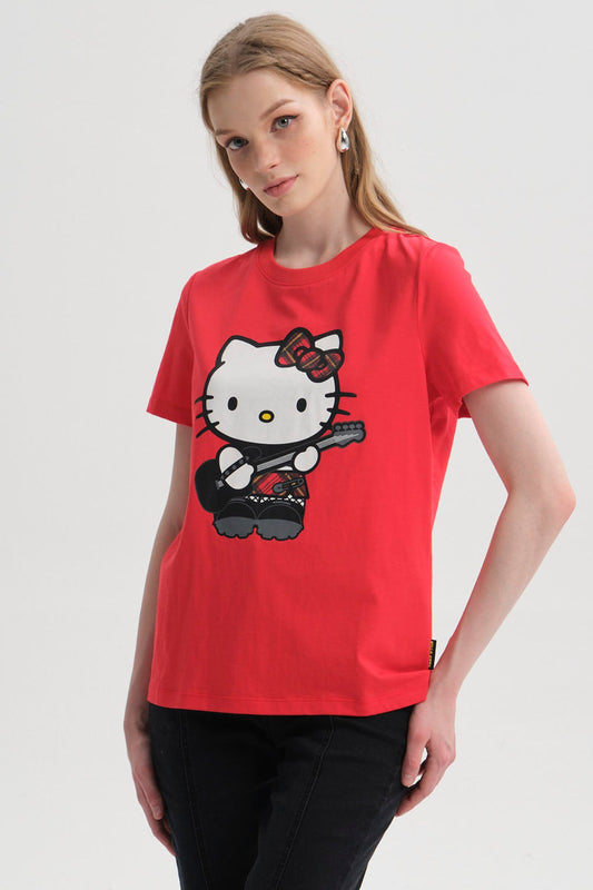 Polera roja de algodón con estampado de Hello Kitty tocando guitarra, diseño vibrante y divertido que captura la esencia de la cultura pop japonesa.