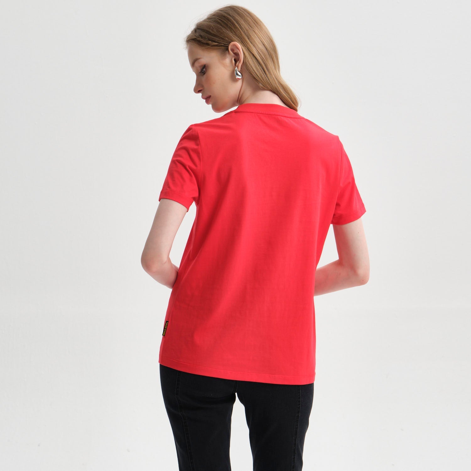 Polera roja de algodón con estampado de Hello Kitty tocando guitarra, diseño vibrante y divertido que captura la esencia de la cultura pop japonesa.