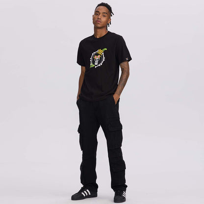 Polera negra de algodón con ilustración colorida de Brook, el esqueleto músico de One Piece, destacando su corona y gafas rosas en un diseño vibrante.
