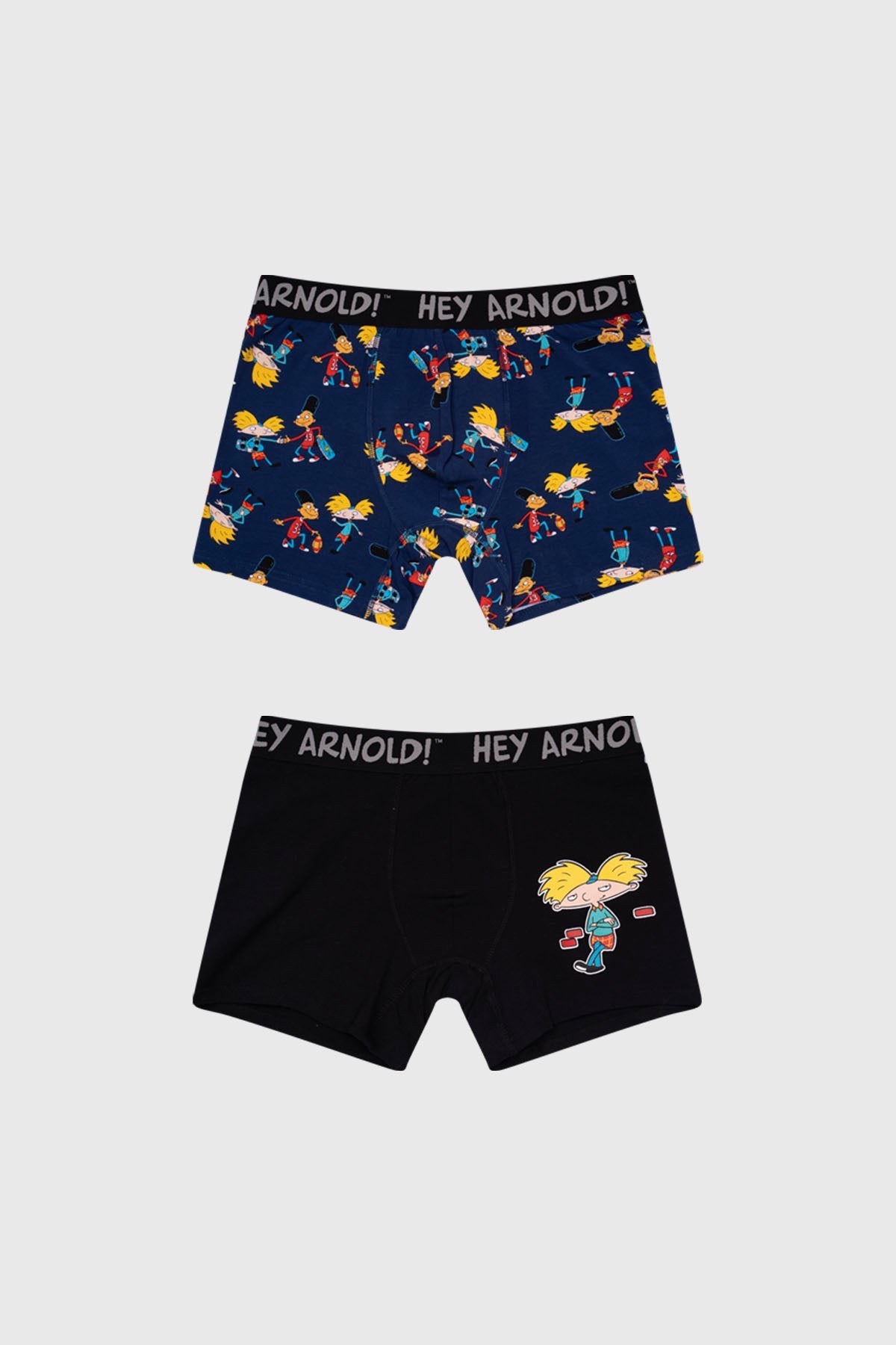 Bóxer azul marino con estampado de Arnold y amigos en acción, acompañado de un diseño negro con su icónica figura, ideal para fans de Hey Arnold!