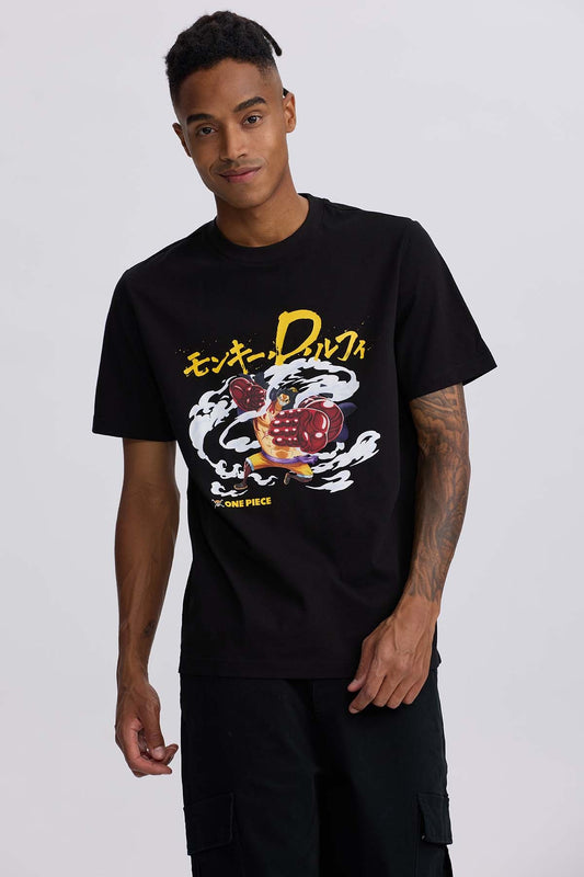 Polera negra de algodón con estampado de Luffy en su forma Gear 4, mostrando puños gigantes y nubes de energía, destacando el título 'One Piece'.