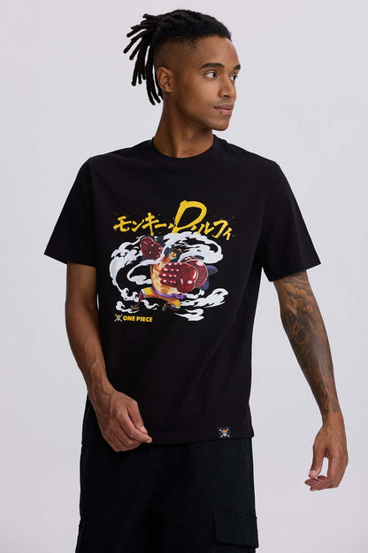 Polera negra de algodón con estampado de Luffy en su forma Gear 4, mostrando puños gigantes y nubes de energía, destacando el título 'One Piece'.
