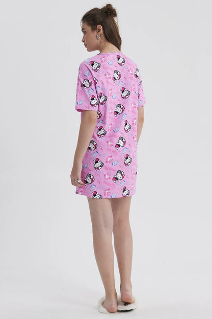 Pijama camisola rosada con estampado de Hello Kitty, presenta ilustraciones divertidas de la icónica gatita en varias poses y elementos de su universo.