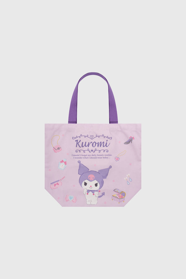 Bolsa grande lila con ilustración de Kuromi, mostrando su característico gorro y expresión traviesa, rodeada de elementos de belleza como joyas y maquillaje.