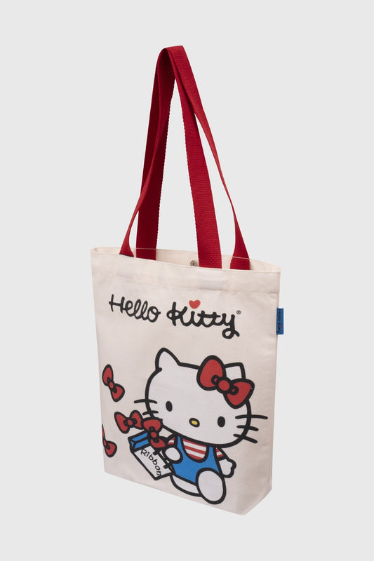 Bolsa beige de Hello Kitty con diseño icónico de la gatita con moño rojo y vestido a rayas, sosteniendo una caja de regalo, ideal para fans del universo Sanrio.