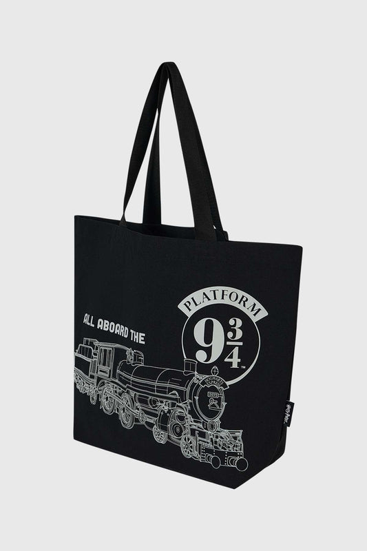 Bolsa grande negra con ilustración en blanco del tren de Hogwarts y el logo de la plataforma 9¾, ideal para los fans de Harry Potter.