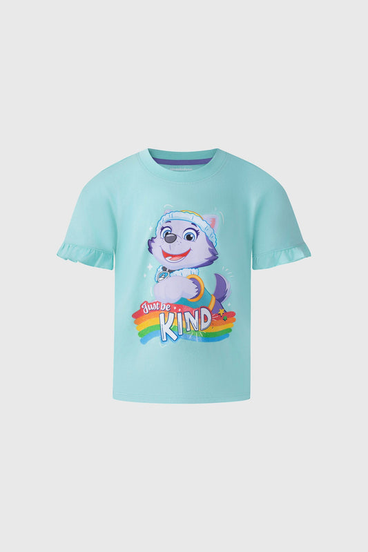 Polera de algodón aqua con estampado de Everest de Paw Patrol, presenta un diseño vibrante con el lema 'Just be KIND' y un fondo arcoíris.
