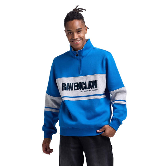 Polerón azul vibrante de Harry Potter con detalles en gris, estampado frontal 'RAVENCLAW' y lema 'WIT, LEARNING, WISDOM', ideal para fans de la saga.