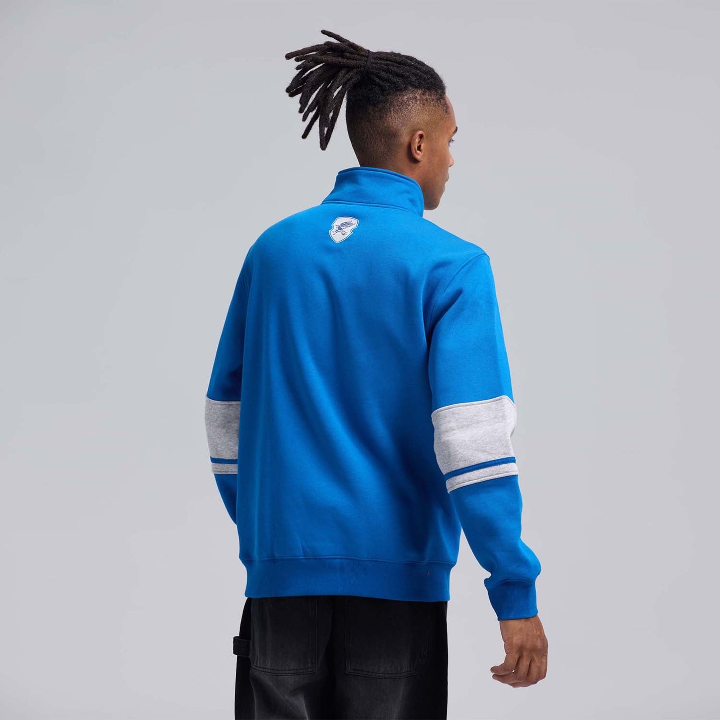 Polerón azul vibrante de Harry Potter con detalles en gris, estampado frontal 'RAVENCLAW' y lema 'WIT, LEARNING, WISDOM', ideal para fans de la saga.
