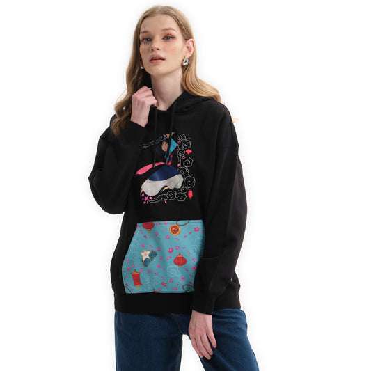 Polerón negro con capucha que presenta un diseño vibrante de Mulan en el pecho, rodeada de detalles florales, y un bolsillo frontal azul con iconos de la cultura china.