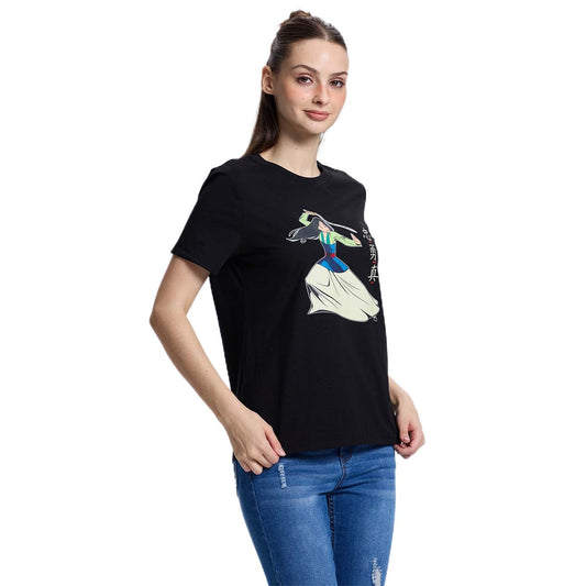 Polera negra de algodón con ilustración de Mulan en acción, destacando su vestido tradicional y espada, evocando la valentía del universo Disney.