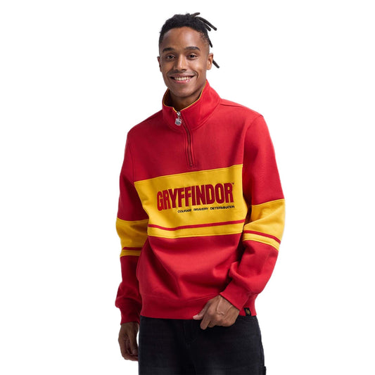 Polerón rojo de Gryffindor con franjas amarillas y el logo en letras grandes, ideal para mostrar tu valentía en el mundo mágico de Harry Potter.